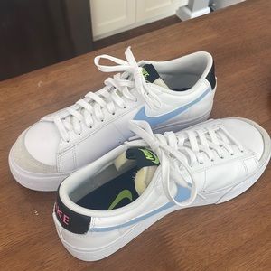 selling women’s low nike blazers